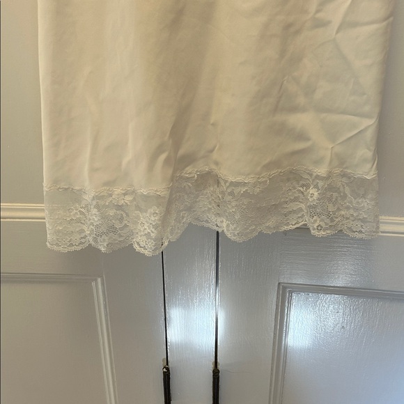 Chic White Lace Chemise - Picture 3 of 9